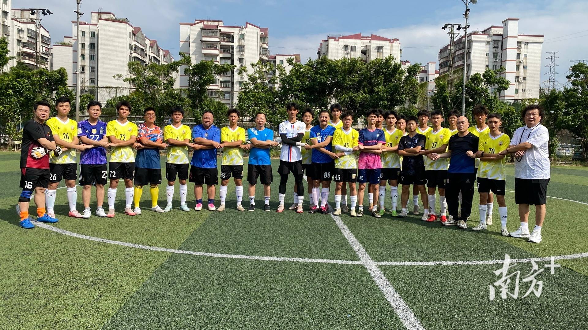 开云平台-包含足球盛事热情洋溢，观众尽情欢笑的词条