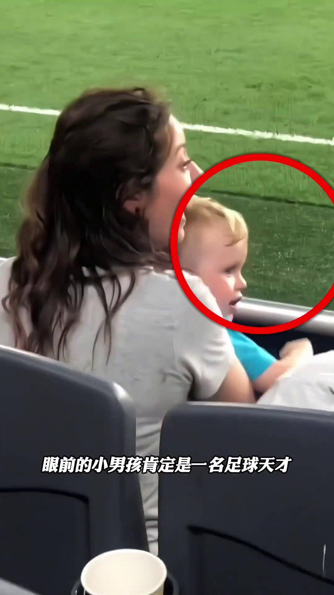 开云体育下载-足球赛场上发生了感人至深的一幕！