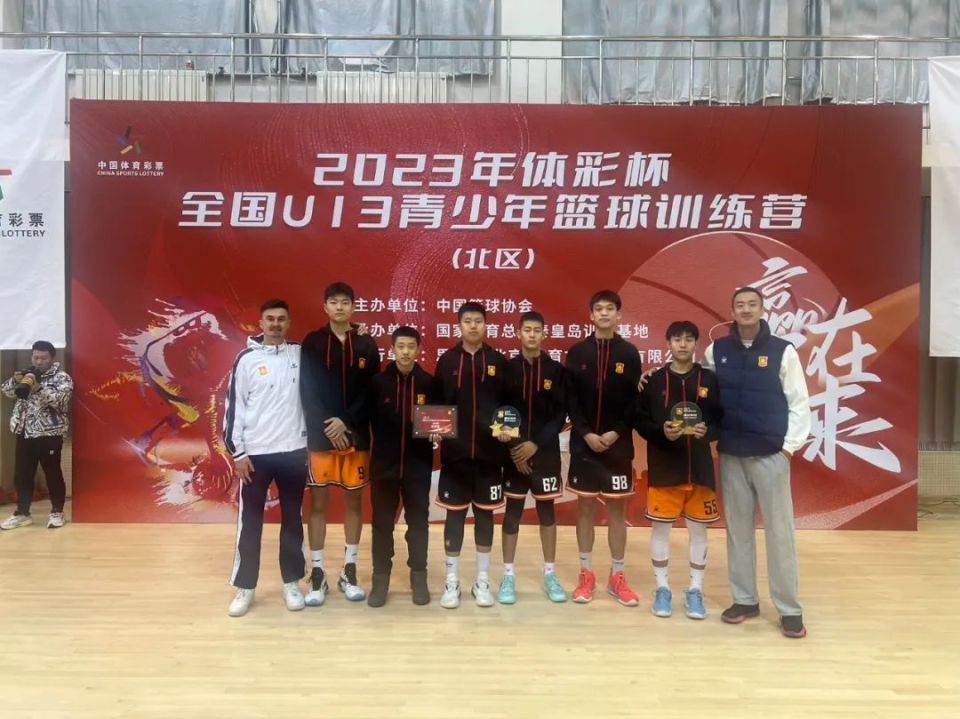 著名篮球学院举办训练营，吸引众多青少年参与