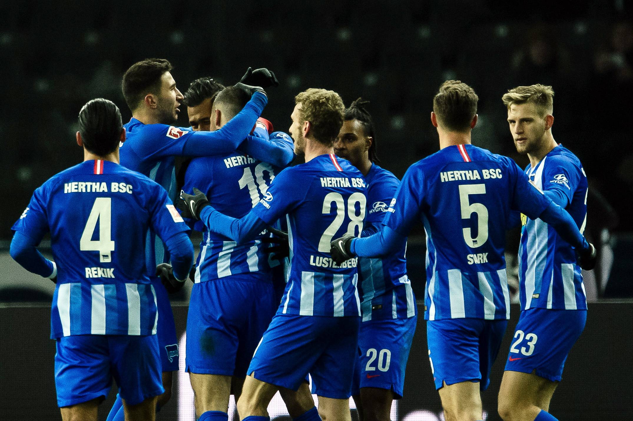 沙尔克客场失利，主帅遭遇批评