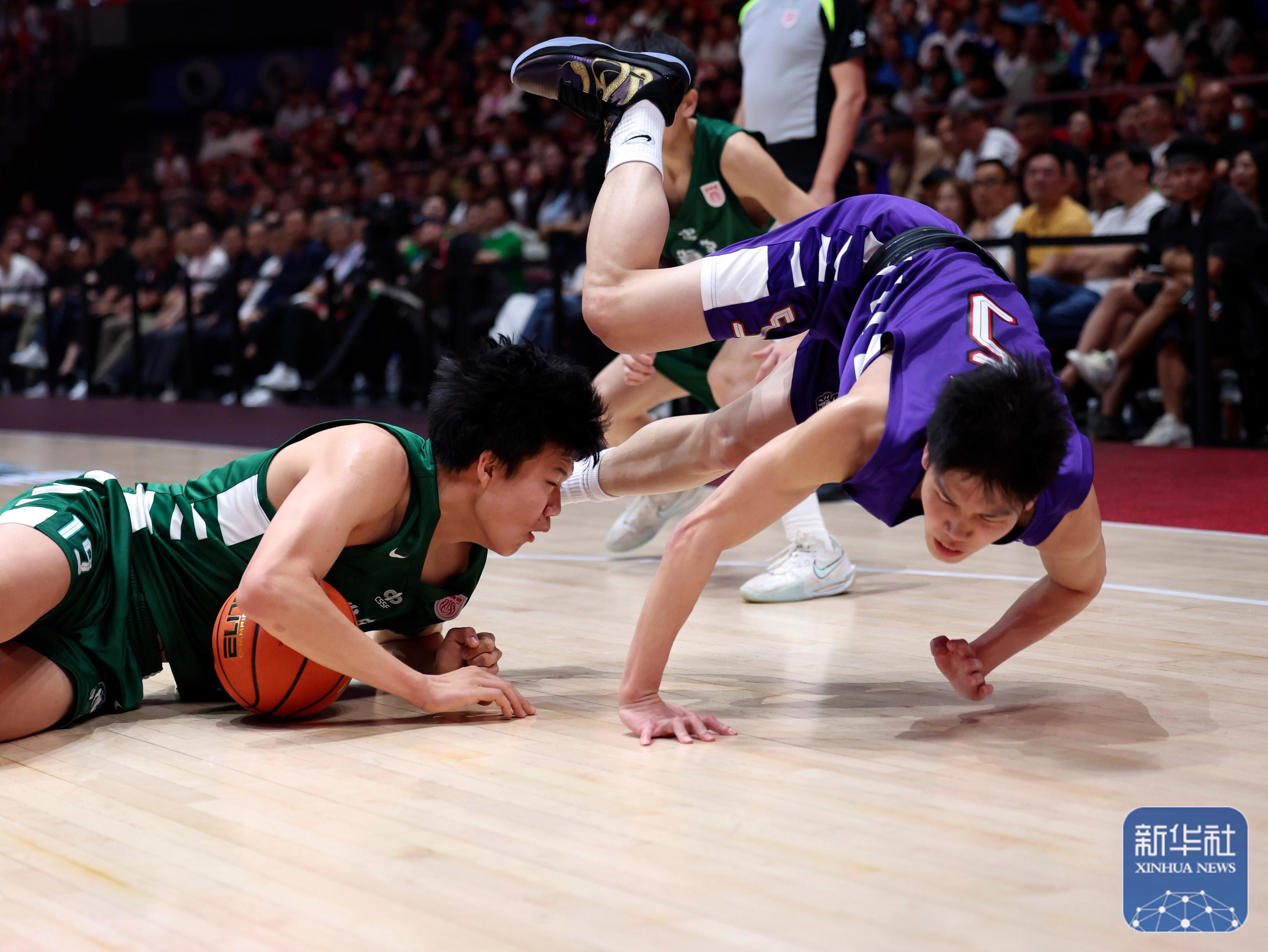 开云体育官网-包含激烈对决现场擂鼓奋起,球员全力拼搏的词条