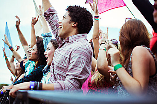 包含KT血洗DFM，Lehends极限生还后反打顶尖较量全球总决赛，让粉丝疯狂欢呼的词条