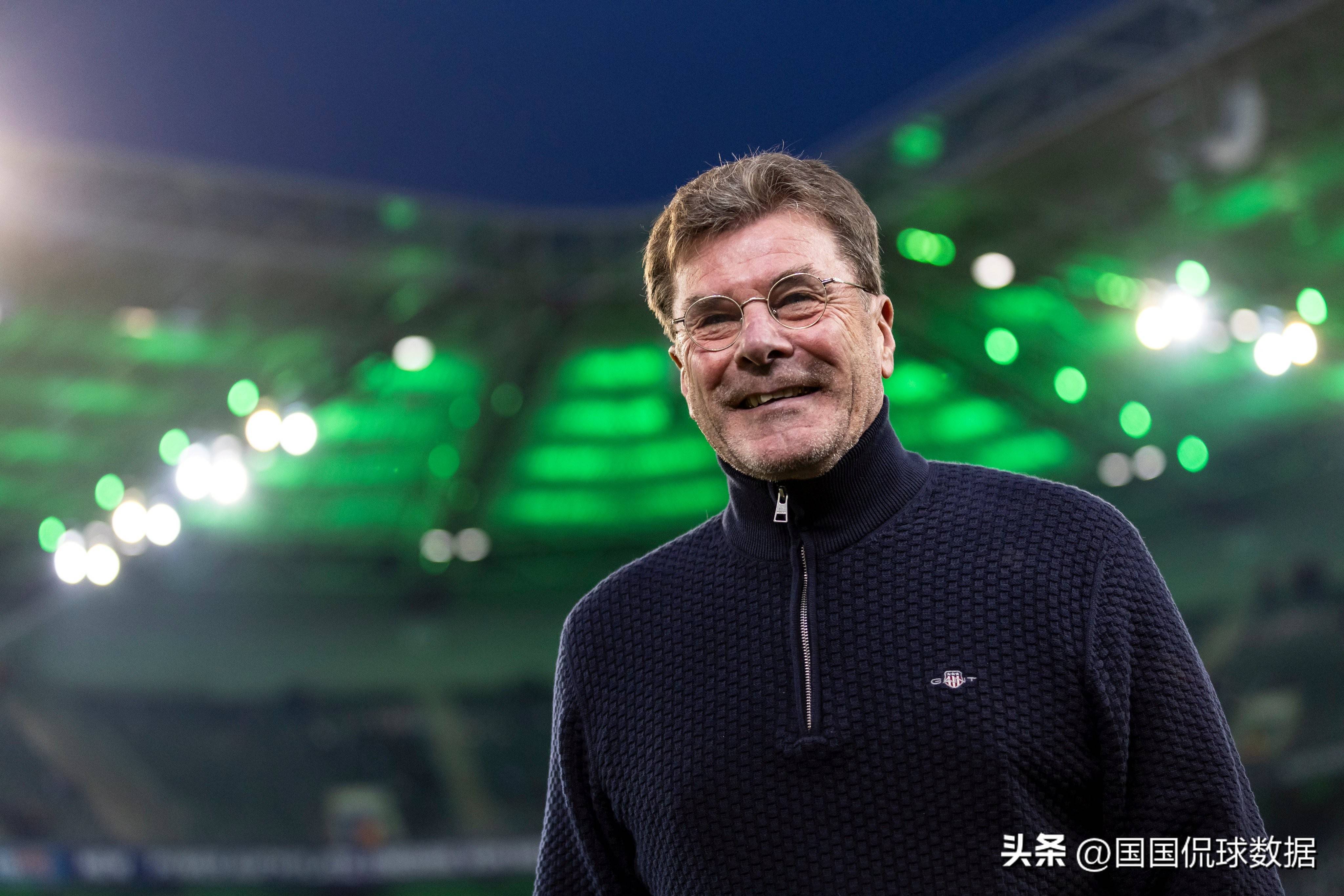 集体合作共赢，门兴球员团结一心获胜