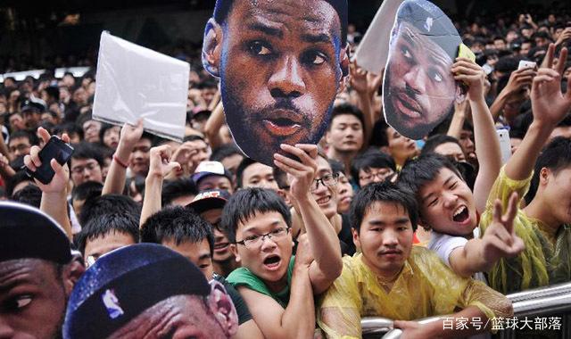 法兰克福球员收到乌龙球风波,遭球迷批评 法兰克福球员收到乌龙球风波,遭球迷批评