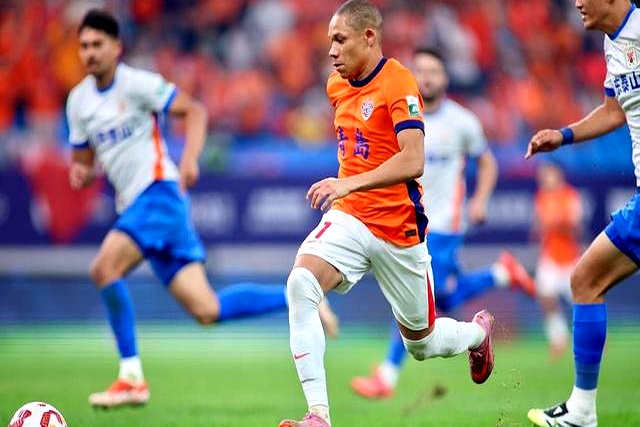 紧张角逐中展现出球员们的个人实力